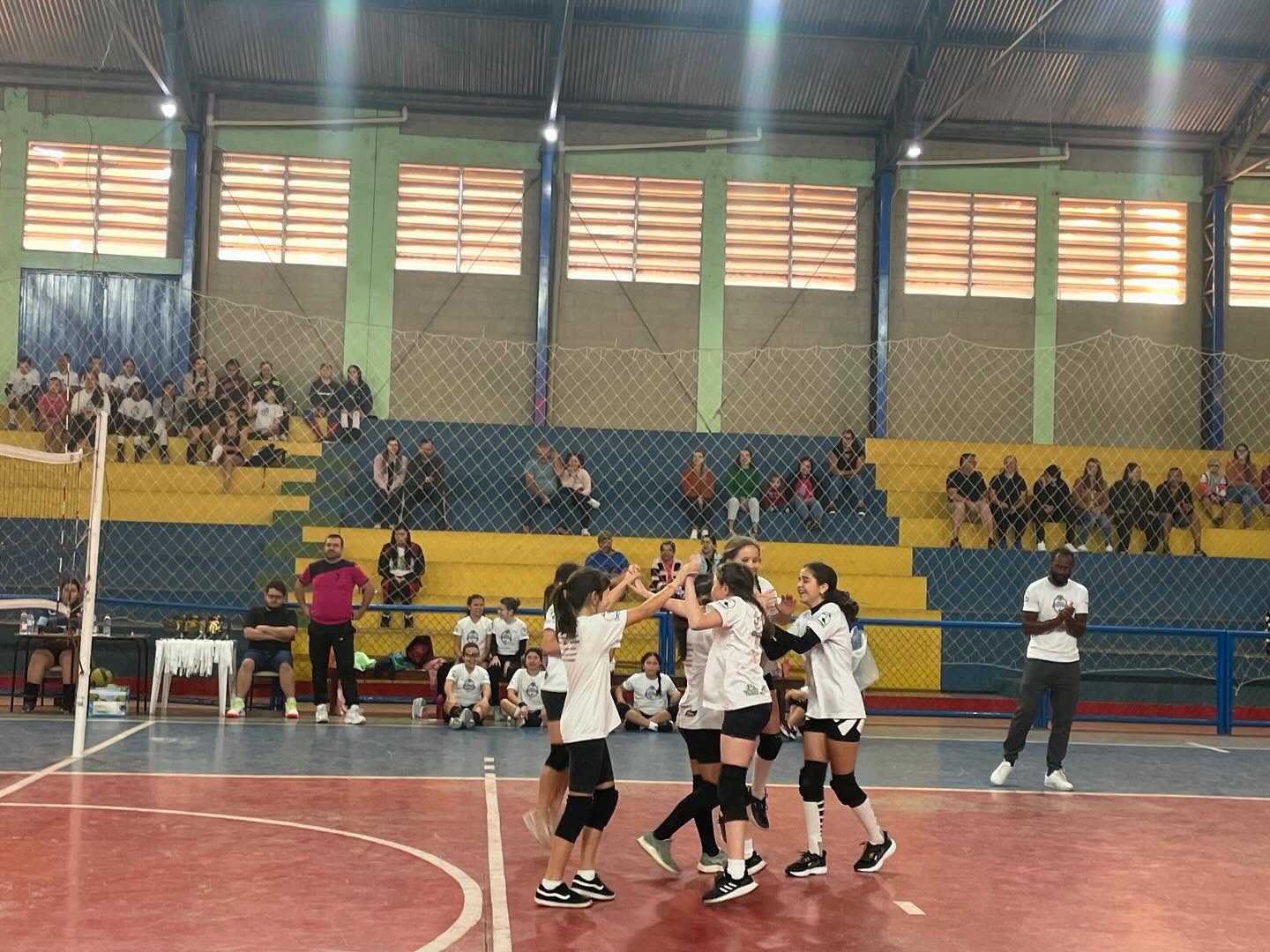 meninas volei estiva comemorando